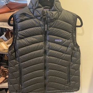 Patagonia womens black puffer vest - size L